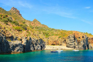 Île de Panarea : panorama sur la mer, les rochers, les grottes et la plage
