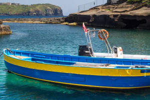 Île de Ventotene: vue sur la mer avec bateaux amarrés