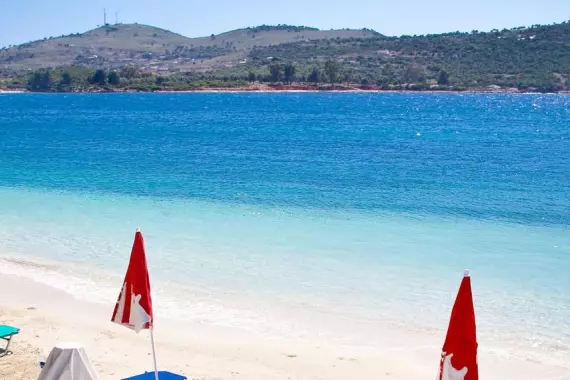 Sarandë: une belle plage de sable blanc aux eaux cristallines