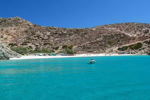 Panorama de Donoussa entre ciel et mer bleus dans les Cyclades