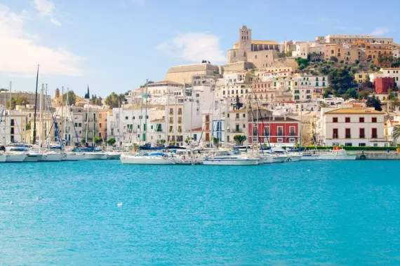 Ibiza : vue depuis la mer de la ville d'Eivissa