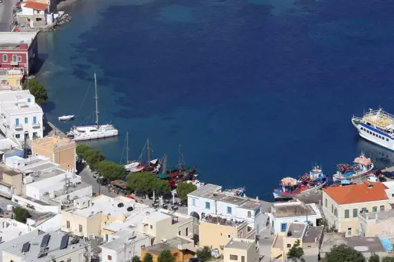 Vue aérienne sur la mer et la côte de l'île de Leros dans le Dodécanèse