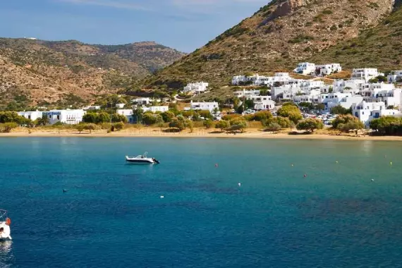 Aperçu des maisons du golfe de Sifnos en Grèce, dans les Cyclades